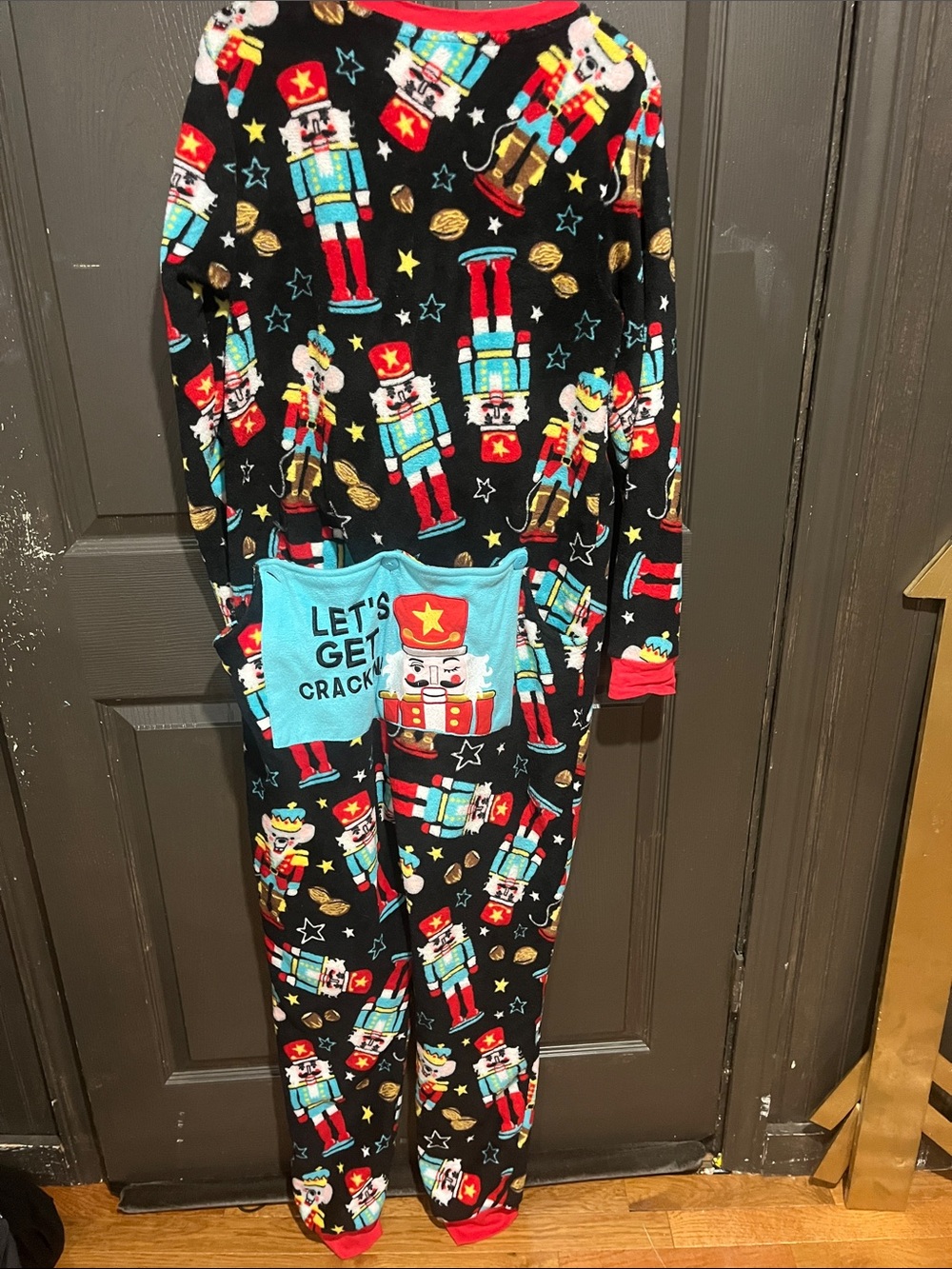 Kids Black Nutcracker Print One-Piece Pajamas with Blue Pocket
It needs a button